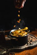 <b>盐放太多有危害，高盐食物要少吃</b>